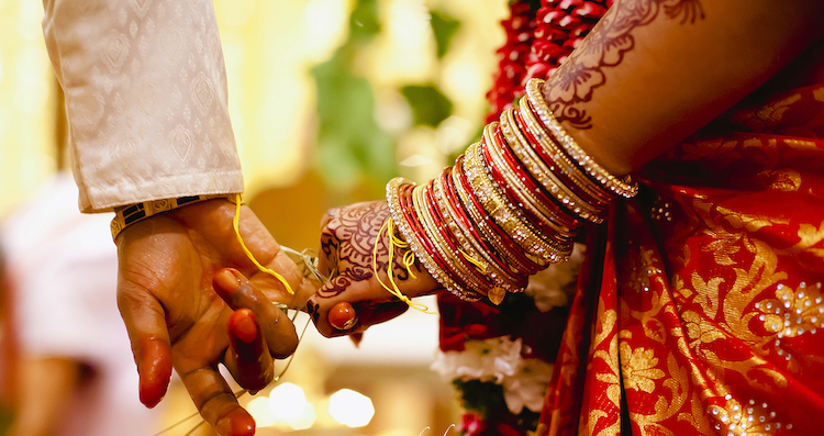 Married to a girl with cheating by mumbai Police, crime lodged in mumbai police | मुंबईत पोलीस असल्याचे सांगत तरुणीशी लग्न केले, पण पोलिसाऐवजी निघाला...