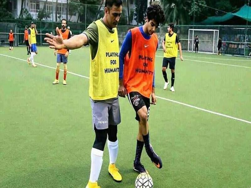 Dhoni in football field; played game with the dhadak Hero Hero Ishaan Khatter | धोनी फुटबॉलच्या मैदानात; धडकचा हिरो इशान खट्टरबरोबर लूटला खेळाचा आनंद