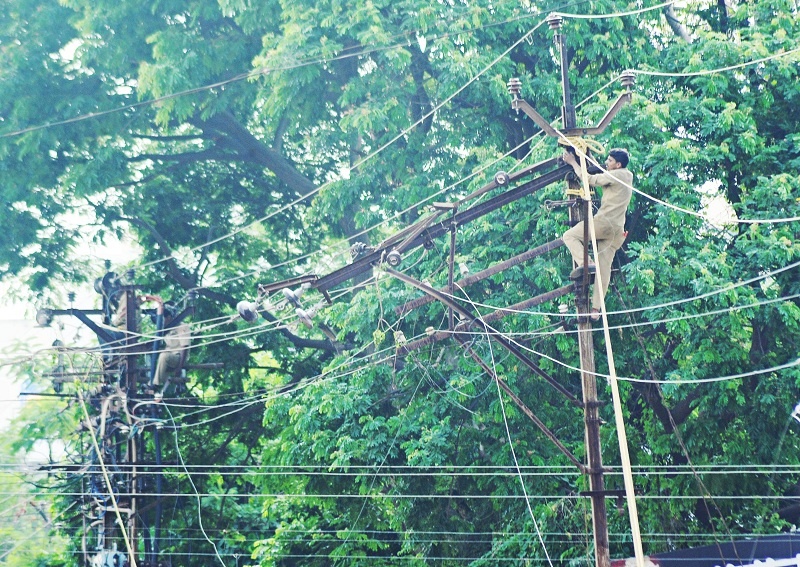 Twenty hours of electricity supply disrupted due to technical breakdown | तांत्रिक बिघाडामुळे वणीत विस तास विजपुरवठा खंडीत
