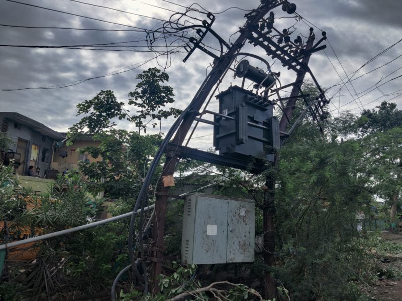 Akola : The power supply was restored after a tireless effort | वादळाने वीज यंत्रणेची वाताहत, अथक प्रयत्नांनंतर वीजपुरवठा पूर्ववत