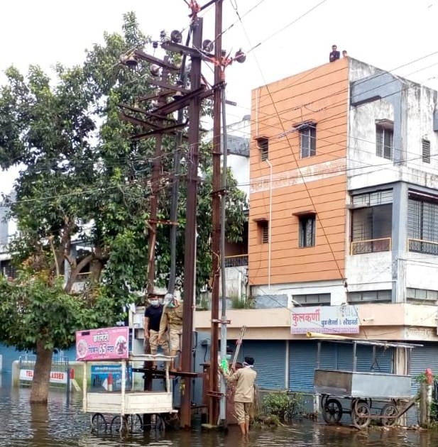 Power supply of 2.5 lakh consumers affected by floods in western Maharashtra | पश्चिम महाराष्ट्रातील महापुरग्रस्त ३.१५ लाख ग्राहकांचा वीजपुरवठा सुरळीत