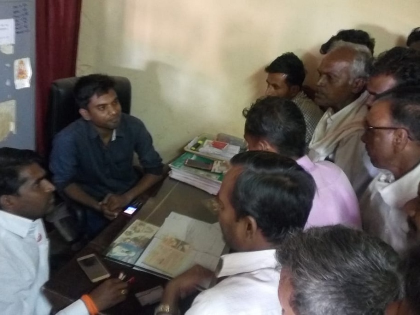 villagers gherao to junior engineers at shirpur |  वीजप्रश्नी शिरपूरच्या कनिष्ठ अभियंत्यांना घेराव