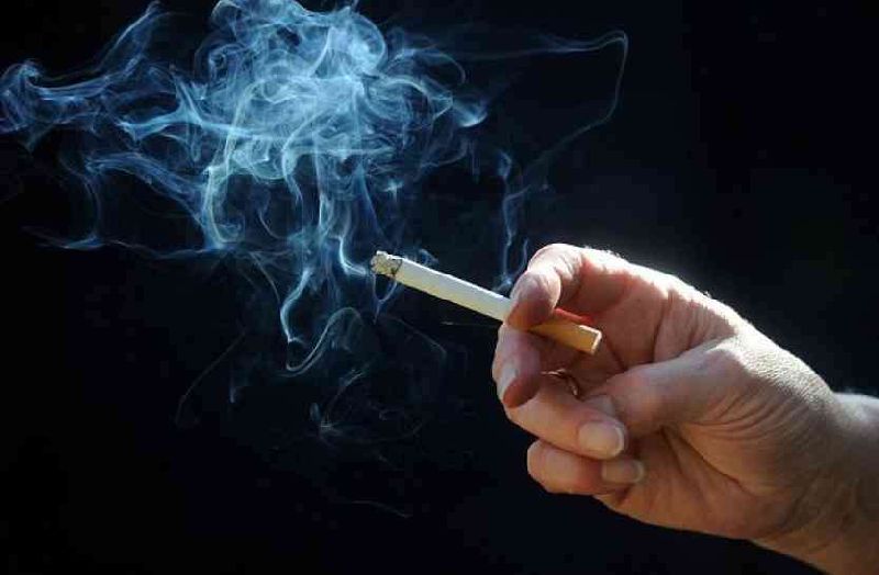 Action taken against 33 persons for smoking in trains | रेल्वेत धुम्रपान करणे पडले महागात; ३३ जणांविरुद्ध कारवाई