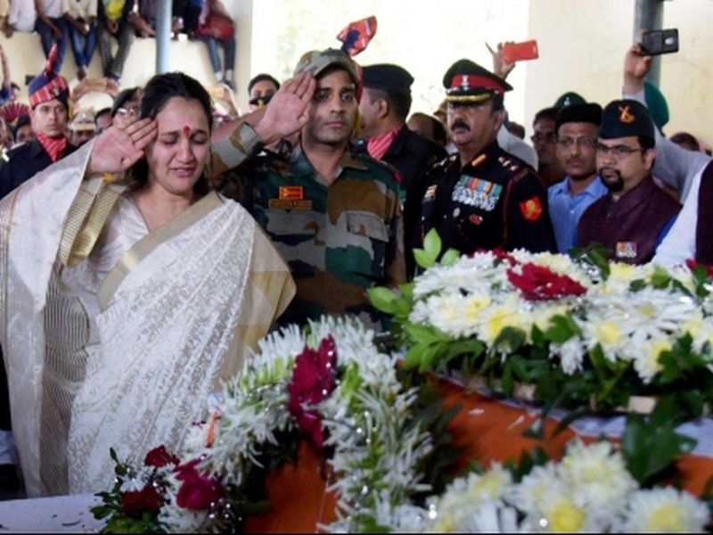 Widow of Major from Mumbai to join Army, calls it tribute to him | मी 'लेफ्टनंट' गौरी प्रसाद महाडिक... पती बॉर्डरवर शहीद झाला, ती बनली सैन्यात अधिकारी!