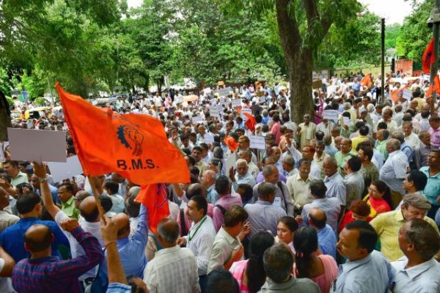 MTNL employees' agitation for demanding pending wages | प्रलंबित वेतनाच्या मागणीसाठी एमटीएनएल कर्मचाऱ्यांचे आंदोलन