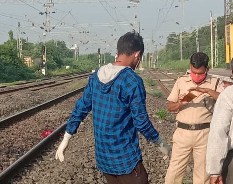 Two unidentified women commit suicide under train | दोन अज्ञात महिलांची रेल्वेखाली आत्महत्या