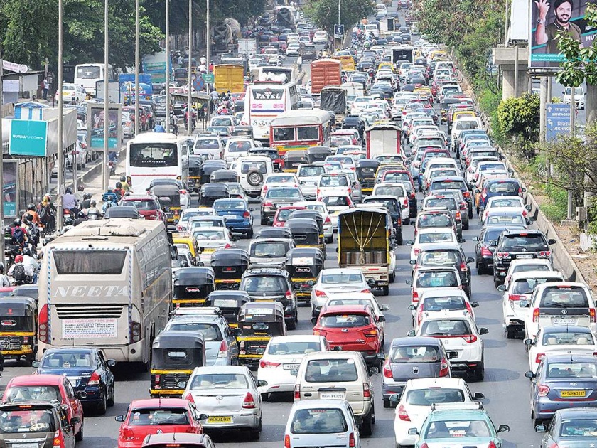 Mumbai slows down; The first city in the world with traffic | मुंबईचा वेग मंदावला; वाहतूककोंडीत जगातलं पहिलं शहर