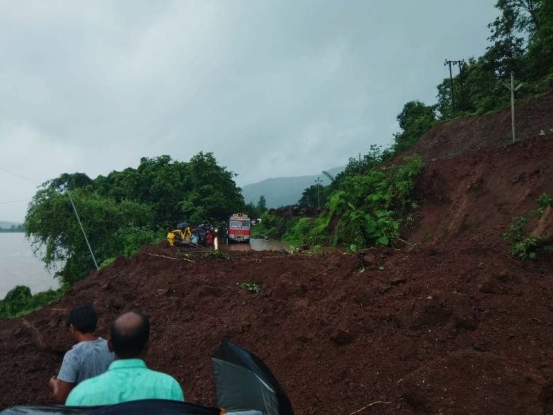 The traffic disrupted on the Bombay-Goa highway due to landslide | दरड कोसळल्यानं मुंबई-गोवा महामार्गावरील वाहतूक ठप्प