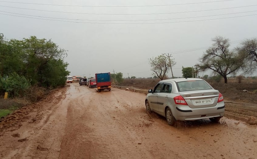  Road or 'Mud Racing' track: Road accidents on Akola-Akot road | रस्ता की ‘मड रेसिंग’चा ‘ट्रॅक’ : अकोला-अकोट मार्गावर वाहनचालकांचे हाल