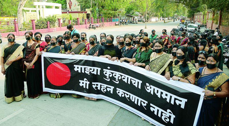 Sticking big vermillion women staged silent march for protest : Jaideep Kawade arrested and released | मोठे कुंकू लावून सौभाग्यवतींकडून ‘मूक’निषेध : जयदीप कवाडेंना अटक व सुटका