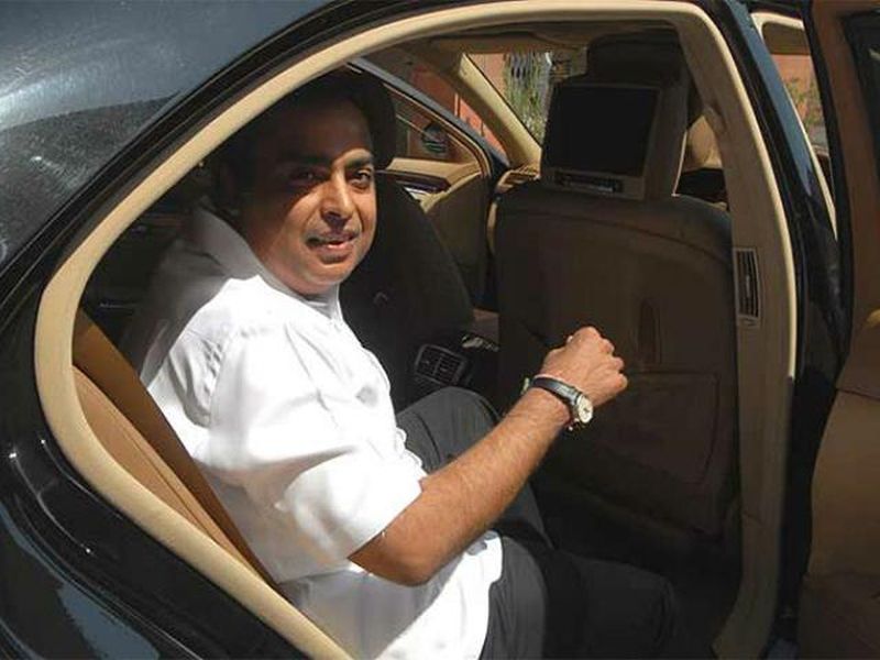 Mukesh Ambanis most expensive car till date and its bullet proof | देशातील सर्वात महागडी कार चालवतात मुकेश अंबानी, काय आहे खासियत