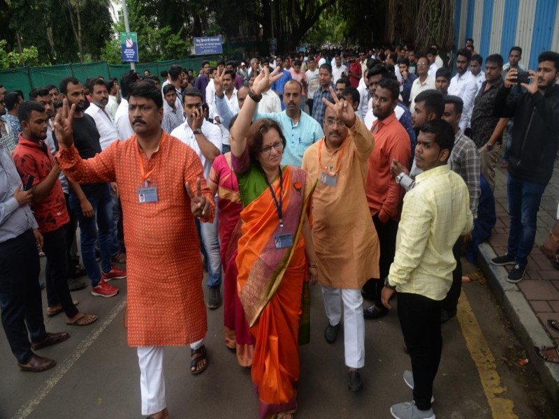 Maharashtra Election result : Mukta tilak victory on congress Arvind shinde in Pune | पुणे निवडणूक 2019: पुण्यात भाजपाच्या मुक्ता टिळक कसब्यातून २८ हजार मतांनी विजयी