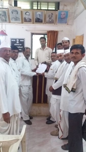 Keertkar Mahasangh demand ban on objectionable writing book- Requested on Muktinagar | आक्षेपार्ह लिखाण पुस्तकावर बंदी घालण्याची कीर्तनकार महासंघाची मागणी- मुक्ताईनगर येथे दिले निवेदन