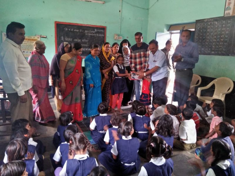 Sweaters and boots donations for the children of Zilla Parishad School | जिल्हा परिषद शाळेतील मुलांना स्वेटर व बूट दान
