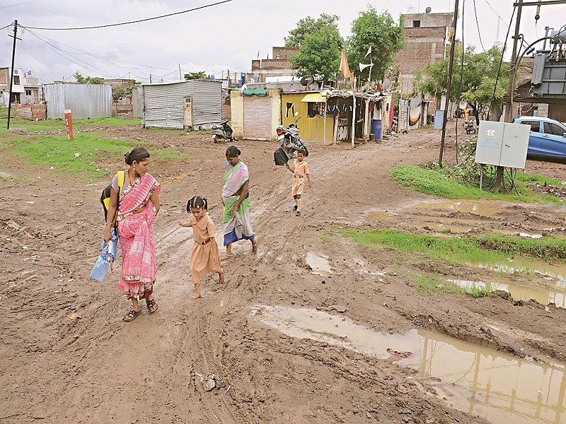 During the monsoon season, the residents of Mukundnagar and Rajnagar are facing the difficulties | पावसाळ्यात मुकुंदनगर, राजनगरवासीयांचे होताहेत हाल 