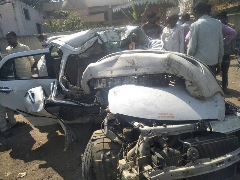 Two doctors killed in accident at ramnagar | रामनगर येथे कारची झाडाला धडक; दोन डॉक्टर ठार एक जखमी