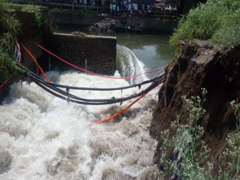 Pune : Mula canal wall broken, millions of liters of water wasted | Video : पुण्यात मुठा कालव्याची भिंत फुटली, लाखो लिटर पाण्याची नासाडी