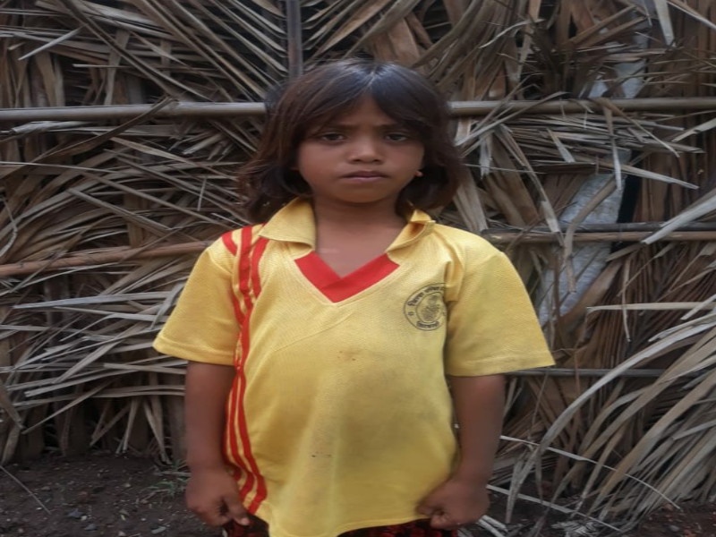 Saved girl lives in river Nira | निरा नदीत वाहुन जाणाऱ्या मुलीचा जीव वाचवला 