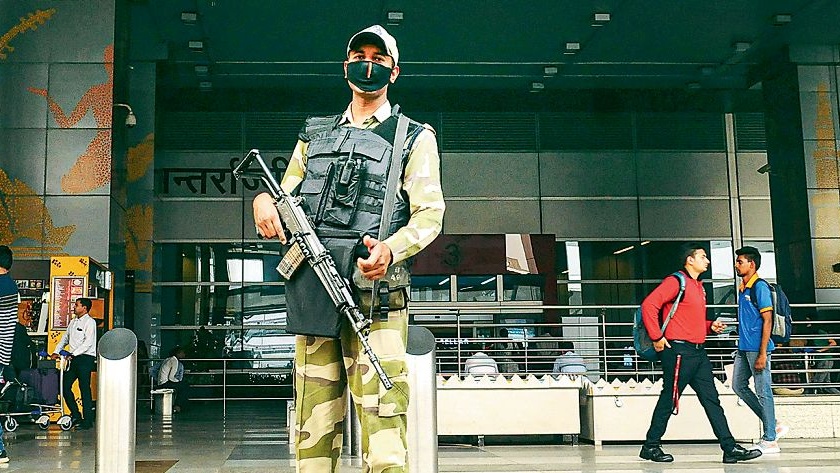 Unmanned bag found at Delhi airport; Suspect of RDX | दिल्ली विमानतळावर सापडली बेवारस बॅग; आरडीएक्सचा संशय