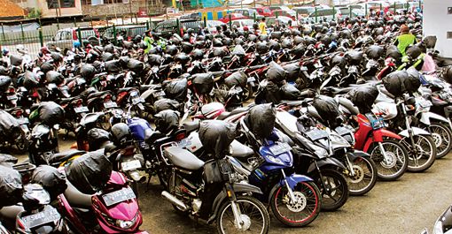 Determines the life of two-wheelers; Information about Union Minister of Earth Transport Nitin Gadkari | दुचाकींचेही आयुष्य ठरवणार; केंद्रीय भूपृष्ठ वाहतूकमंत्री नितीन गडकरींची माहिती