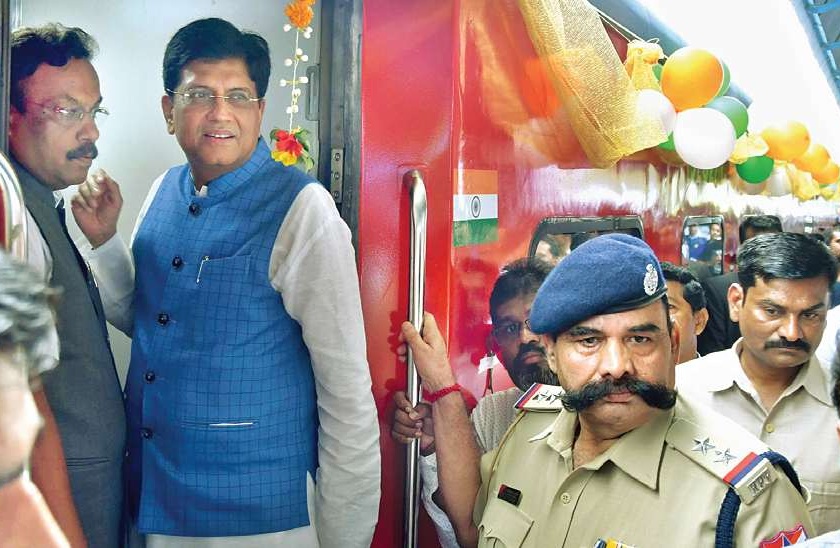 Rajdhani Express will run five times a week - Railway Minister Goel | राजधानी एक्स्प्रेस आठवड्यातून पाच वेळा धावेल - रेल्वेमंत्री गोयल