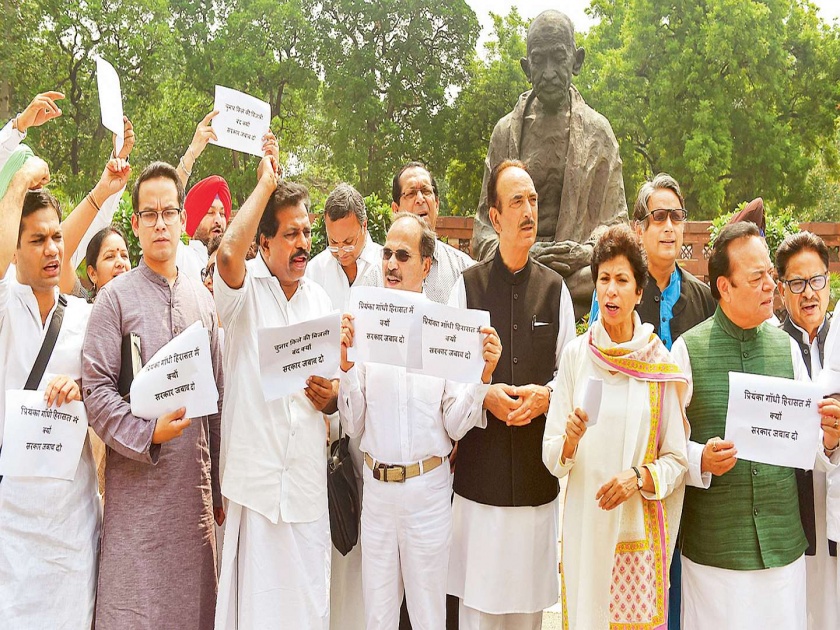 Congress members protest in Sonbhadra | सोनभद्रप्रकरणी काँग्रेस सदस्यांची संसदेच्या परिसरात निदर्शने