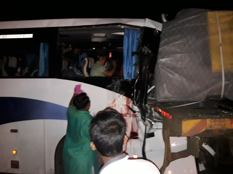 Tata's cancer hospital's luxury accident in Mumbai; Driver dies, 30 doctors injured | मुंबईतील टाटा कॅन्सरमधील डॉक्टरांच्या लक्झरीचा अपघात; चालक ठार, ३० डॉक्टर जखमी