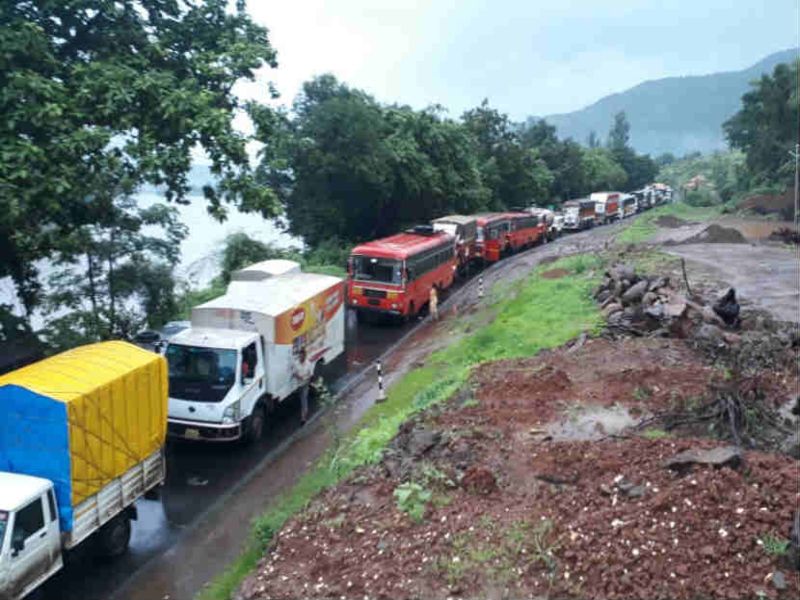 Mumbai-Goa highway, the ban on heavy vehicle from December 23-25 | मुंबई-गोवा महामार्गावर 23 ते 25 डिसेंबरदरम्यान अवजड वाहनांना बंदी