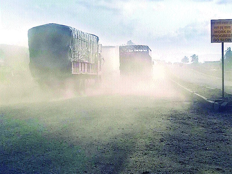 Mumbai-Goa highway in dust; Demand for remedy before Ganeshotsav | धुळीत हरवला मुंबई-गोवा महामार्ग; गणेशोत्सवापूर्वी उपाययोजनेची मागणी
