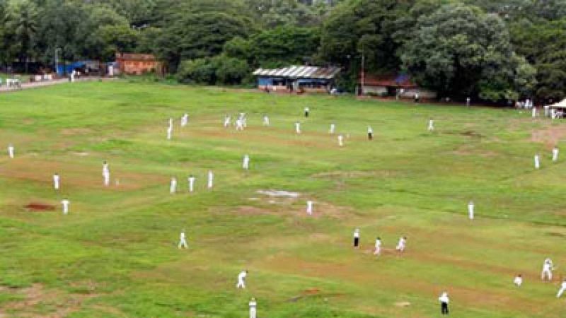 Playgrounds in Mumbai, no one responsible for gardens! | मुंबईतील मैदाने, उद्यानांना वालीच नाही!