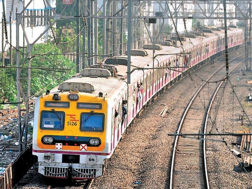 Mumbai Woman Pushed Out Of Train By Husband Dies | मुंबईत पतीनं पत्नीला चालत्या लोकलमधून ढकललं; दोन महिन्यांपूर्वीच झालं होतं लग्न