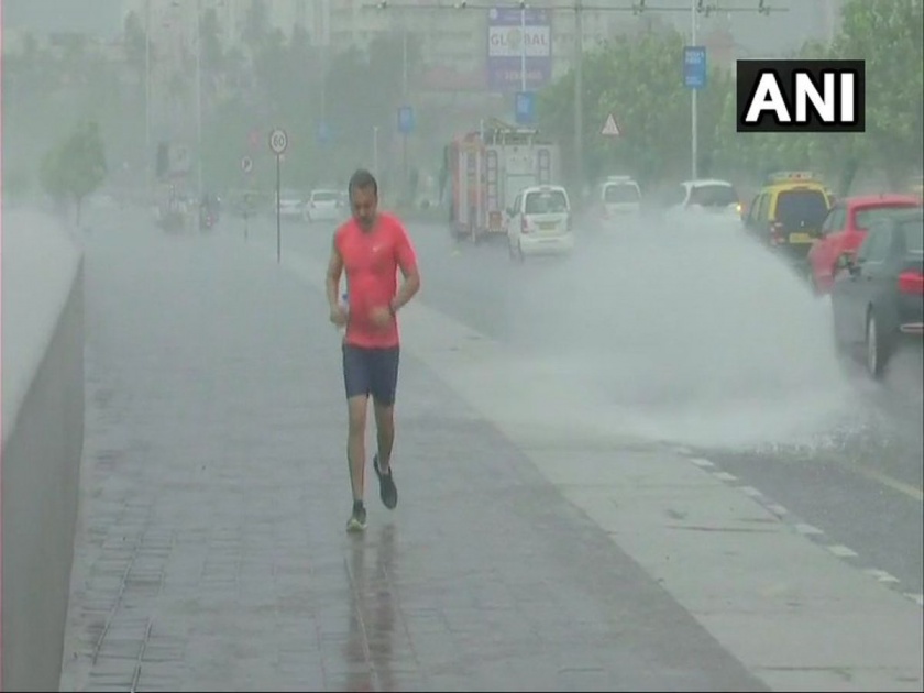 Mumbai rains updates: In suburban areas of Mumbai, the water level in the continuous, low-lying areas | Mumbai rains updates: मुंबईत जोरदार पाऊस! हार्बर,मध्य रेल्वेचा वेग मंदावला