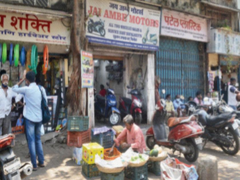 CoronaVirus Lockdown News: Confusion among Mumbaikars about restrictions; Where to fight with the Paelis, where to oppose | CoronaVirus Lockdown News: निर्बंधाबाबत मुंबईकरांमध्ये संभ्रम; कुठे पाेलिसांशी हुज्जत, तर कुठे विरोध