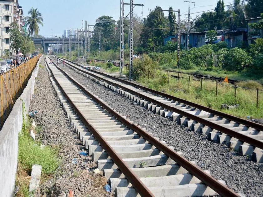 Mumabi News Youth dies in local train between Dombivli Mumbra station | मुंबई लोकलमधून पडून आणखी एका तरुणाचा बळी; सात दिवसात तिघांचा मृत्यू