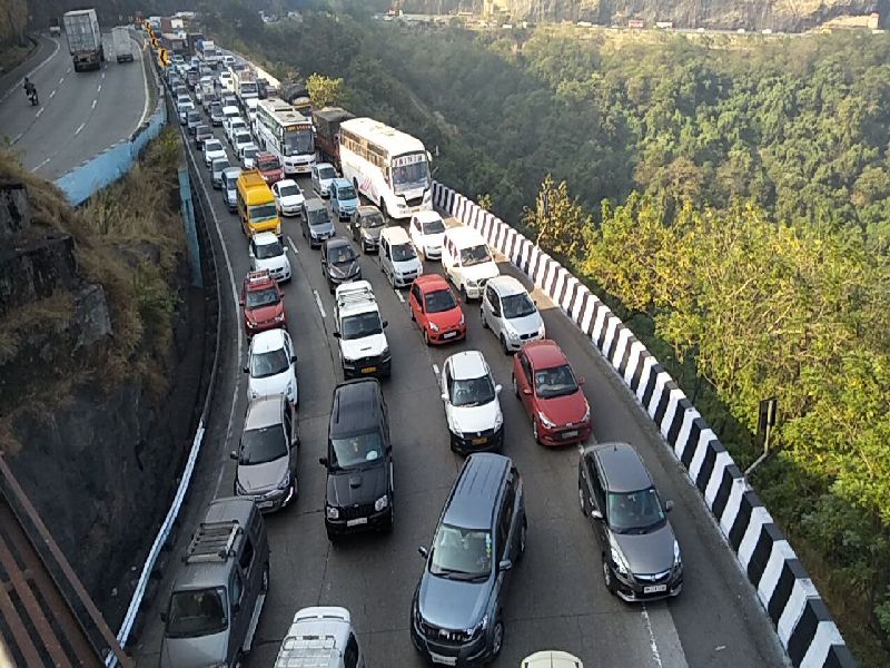 Express-Way: Vehicles leaving for Mumbai will leave at an hour's intervals, use of both rails to solve traffic jams in Khandala Ghat | एक्सप्रेस-वे: मुंबईकडे जाणारी वाहने एक तासाच्या अंतराने सोडणार