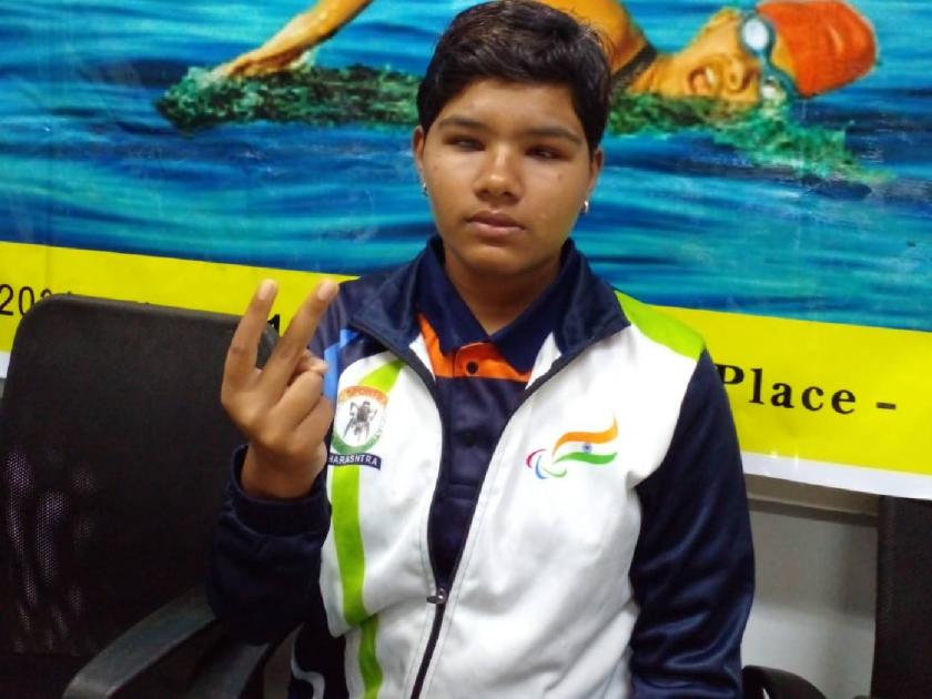 Disabled swimmer Ishwari Pandey's record in the sea of Mumbai | मुंबईच्या समुद्रात दिव्यांग जलतरणपटू ईश्वरी पांडे हिचा विक्रम