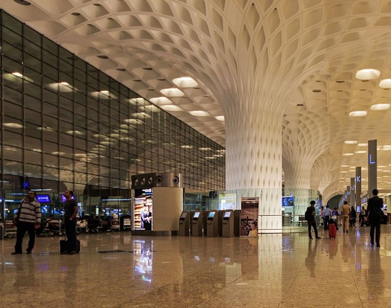 Security increased after threatening phone, fear of panic at the Mumbai airport | धमकीच्या फोननंतर सुरक्षेत वाढ, मुंबई विमानतळावर भीतीचे सावट