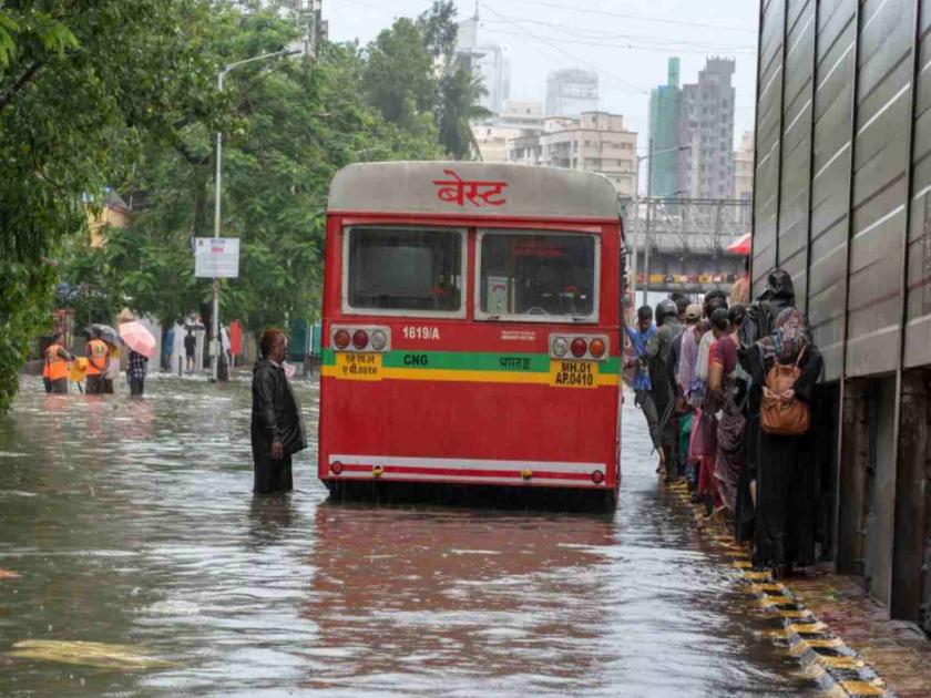 Mumbai Many BEST buses were diverted due to inundation | प्रवाशांची 'बेस्ट' लटकंती; बससाठी लांबच लांब रांगा