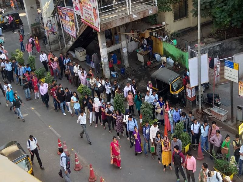 BEST Strike : Mumbai Metro prepared to accommodate additional commuters and running additional train trips | BEST Strike : मुंबईकरांचे प्रचंड हाल; मेट्रोमध्ये तुफान गर्दी तर रिक्षावाल्यांकडून होतेय लूट 