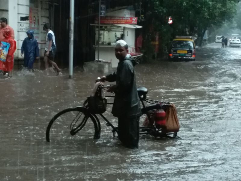 Mumbai Dabewala's services continued In heavy rain also | कशासाठी? मुंबईकरांच्या पोटासाठी, जोरदार पावसातही मुंबईच्या डबेवाल्यांची सेवा सुरू