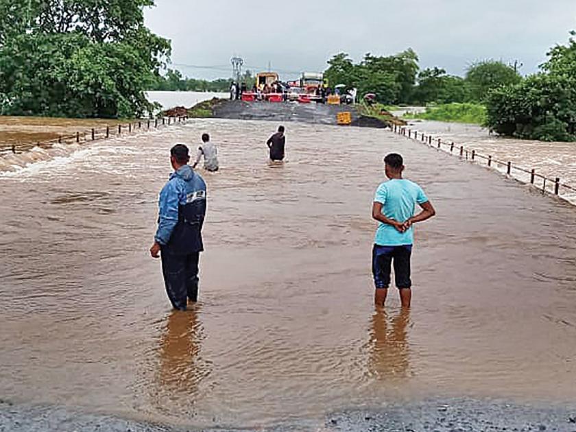 Mumbai-Goa highway closed due to dilapidated bridge | जीर्ण पुलामुळे मुंबई-गोवा महामार्ग बंद