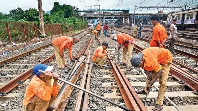 Railway work stalled due to corona, break on Thane-Diva 5th-6th line | कोरोनामुळे रेल्वेची कामे रखडली, ठाणे-दिवा पाचव्या-सहाव्या मार्गिकेला ब्रेक