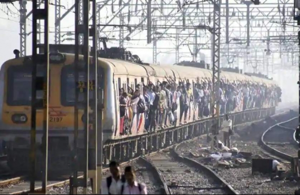 The government has not approached the railways for regular locals | नियमित लोकलसाठी सरकारने रेल्वेकडे संपर्क केलेला नाही