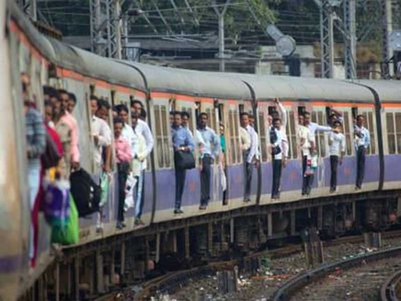 Railway Minister Ashwini Vaishnav said needs to take joint measures to reduce crowd in trains pdc | लोकलमधील गर्दी कमी करण्यास एकत्रित उपाययोजना करणे गरजेचे : रेल्वेमंत्री अश्विनी वैष्णव