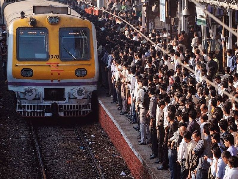 trespassing into reserved compartments; 46 thousand fine, 311 cases filed against Central Railway | आरक्षित डब्यात घुसखोरी; ४६ हजारांचा दंड, मध्य रेल्वेकडून ३११ जणांवर गुन्हे दाखल