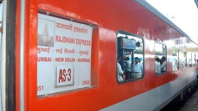  Mumbai-Nizamuddin Rajdhani Express bypasses Bhusawal junction | मुंबई-निजामुद्दीन राजधानी एक्स्प्रेसने भुसावळ जंक्शनला केले बायपास;  प्रवाशांच्या पदरी निराशा