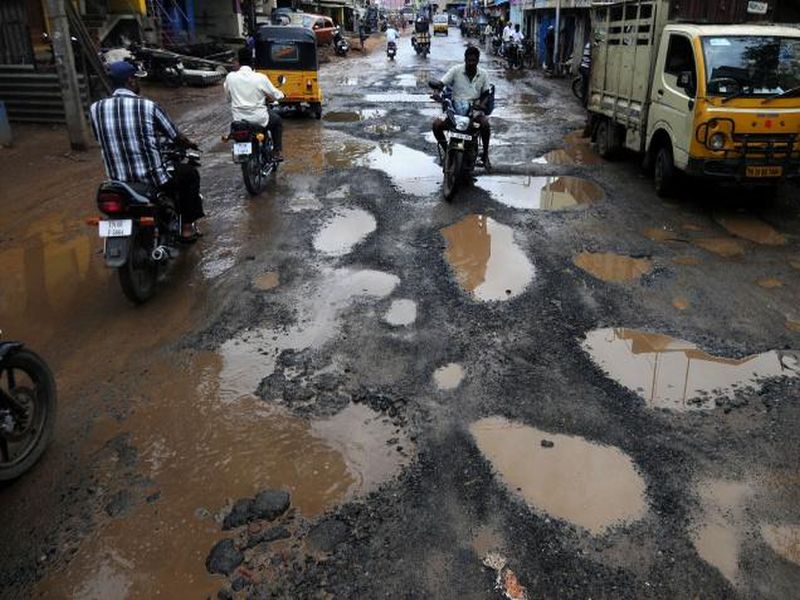 Mumbai likely get into record books for its potholes | मुंबईला मिळणार सर्वाधिक खड्डे असलेल्या शहराचा 'मान'?