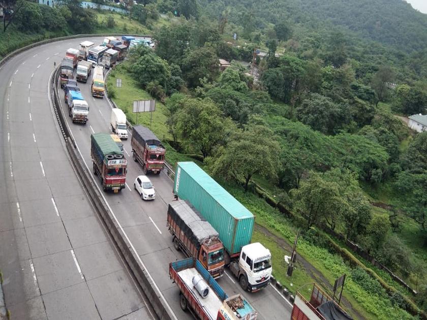 traffic jam on mumbai pune expressway | मुंबई-पुणे द्रुतगती मार्गावर वाहनांची संख्या वाढल्याने वाहतूक कोंडी 