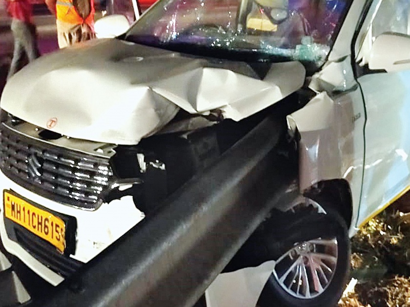 Two killed in accident on Mumbai-Pune speeding road; All three were injured | मुंबई-पुणे द्रुतगती मार्गावर अपघातात दोन ठार; तिघे जखमी