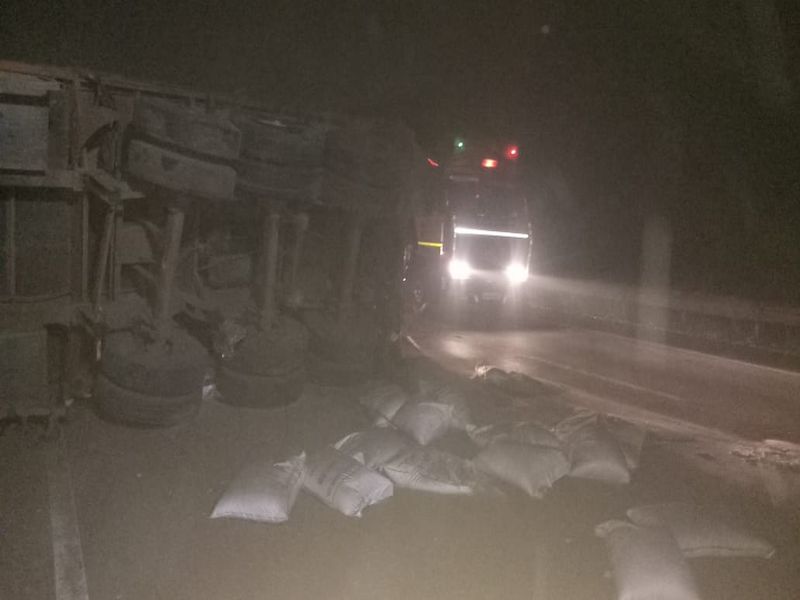 Truck accident on Mumbai-Pune expressway, one died | मुंबई-पुणे एक्स्प्रेस वेवर खालापूरजवळ ट्रकची टँकरला धडक, एकाचा मृत्यू